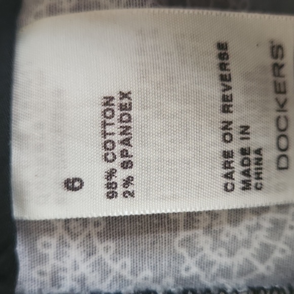 Dockers, NWT, Women's Skorts, Size 6, Black with White Paisley design - Picture 10 of 10